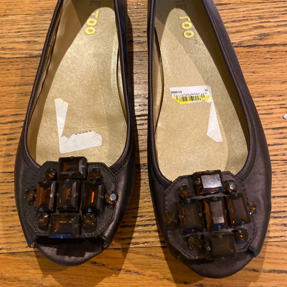 Me Too Brown Leather Flats - size 8.5